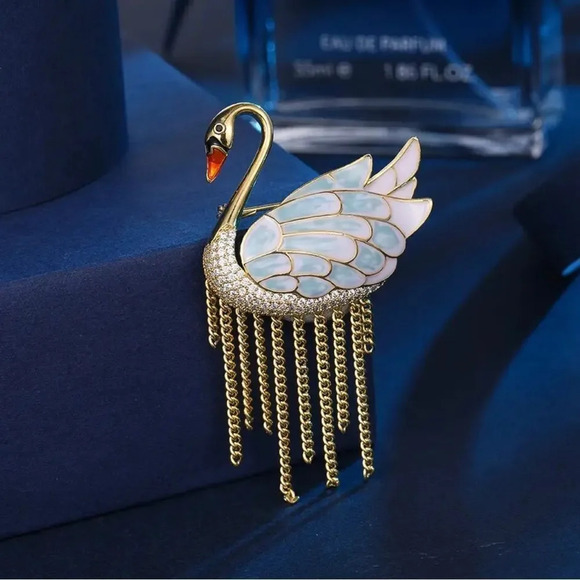 VQ Swan Brooch - Picture 3 of 5